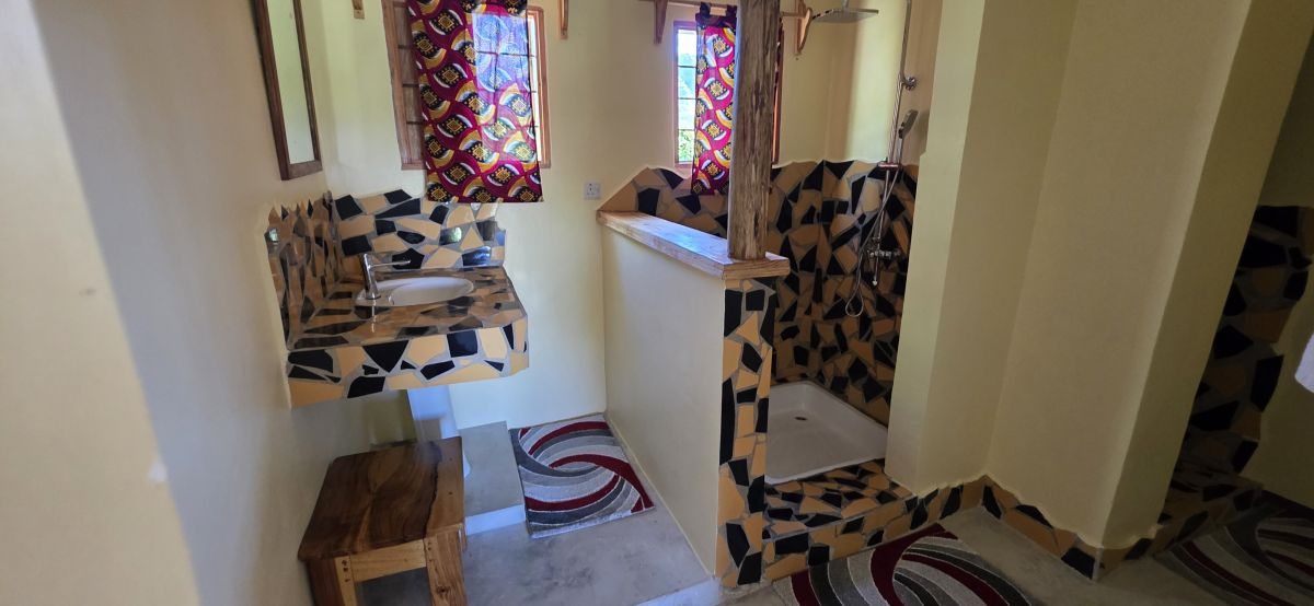 Maasai Giraffe Eco Lodge / Lake Natron 9